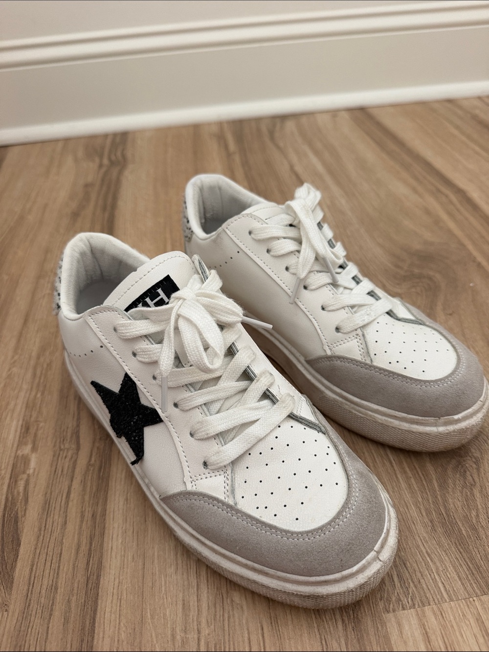 Vintage Havana White Sneakers with Black Star Accent